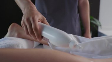 Ellerini kapat ve jöleyi kızın bacağına sür. Güzellik stüdyosunda lazer ameliyatına hazırlanıyorum. Epilasyon. Yavaş çekim