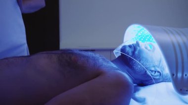 Manyetik rezonans görüntüleme ve tıbbi muayene yapan bir adamın fotoğrafı. Sağlık hizmetleri. Klinikte. Tıbbi yardım. Hastanedeyiz. Yavaş çekim