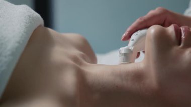 Kadının boynundaki kozmetik ameliyat görüntüsü. Kadın güzellik kliniğinde yatıyor, tedavi görüyor. Güzellik ve gençlik için cilt bakımı. Kozmetik bilimci, sağlık, donanım kozmetolojisi