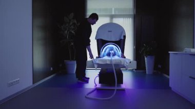 Yakın çekim yapan adam manyetik rezonans görüntüleme, tıbbi muayene. Sağlık hizmetleri. Klinikte. Tıbbi yardım. Hastanedeyiz. Yavaş çekim