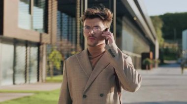 Şık ve çağdaş bir şehir ortamında modern tarzını sergileyen, kendine güvenen şık bir adam.