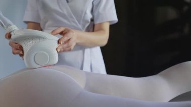 Yetenekli bir güzellik uzmanı, özel tedavi seansları sırasında gelişmiş ve yenilikçi ekipmanlar kullanır.