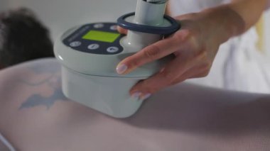 Huzurlu bir spa ortamında vücut hatları çizmek için tasarlanmış gelişmiş modern ekipman kullanılarak estetik tedavi deneyimi