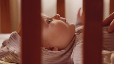 Yakın el ele tutuşun. Babanız, beşikte uzanmış babanıza gülümseyen sevimli, yeni doğmuş bir bebekle oynuyor. Parantezler. Yavrum. Yavaş çekim