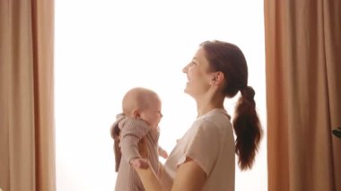 Güzel ve sevgi dolu bir ilişki besleyen bir anne ile tatlı bebeği arasındaki saf sıcaklık ve bağlılık.