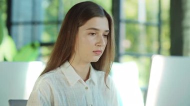 Güneş ışığı ofisindeki bir anahtar kelime üzerinde bilgisayar kullanarak çalışan çekici bir iş kadını. İş kadınıyım. Teknoloji. Portre. Yavaş çekim