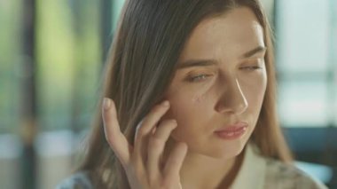 Güneş ışığı ofisindeki kameraya bakarak başını çeviren ciddi anlamda güzel bir genç kadını kapat. Başarılı bir iş kadını. Motive olmuş bir işveren. İşçiye konsantre ol. Yavaş çekim