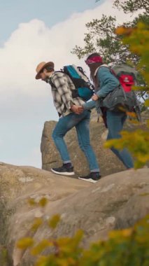 Sakin ve resimli bir manzara kayaları ve parlak sonbahar yapraklarını berrak mavi gökyüzünün altında sergiliyor.