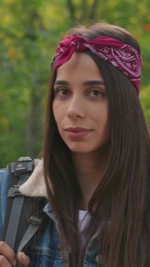 Genç bir kadın bugün açık havada yürüyüş yaparken doğanın enfes güzelliğinin tadını çıkarıyor.