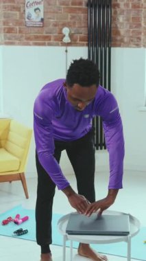 Parlak ve havadar bir yaşam alanında dekoratif bir yastığın yer aldığı modern sarı bir koltuk.