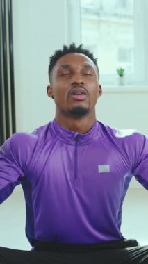 Parlak, modern ve çağdaş bir ortamda özenle meditasyon yapan sakin ve sakin bir sporcu.