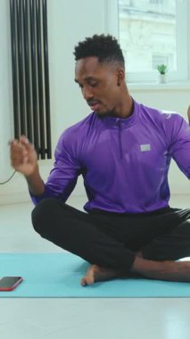 Kendini evde meditasyon yapmaya adamış bir insan, farkındalığını ve pozitif sağlık yolculuğunu ön plana çıkarıyor.