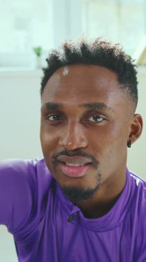 Parlak bir ortamda kendini antrenmana adamış, azim ve uygunluk gösteren bir sporcu..