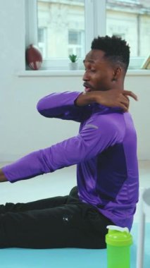 Güçlü odaklı bir birey, spor yaparken içeride formda kalmak için spor ekipmanı kullanıyor.