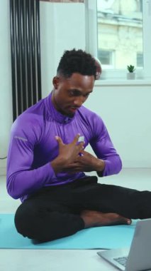 Bir birey, sağlığa odaklanma ve bağlılığını gösteren sanal bir sağlık koçluğu oturumuna katılıyor.