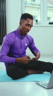 Çekici bir eğitmen evden dinamik bir sanal çalışma sunar, online katılımcılarla kolayca bağlantı kurar