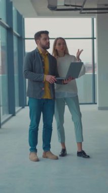 Modern ofis ortamında, iki genç profesyonel, yeni fikirler hakkında canlı bir tartışmaya girişiyor.