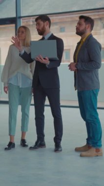 Profesyonel bir takım şık bir ofis ortamında takım çalışması ve yenilik sergileyerek işbirliği yapar..