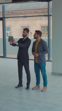 Şık bir ofis ortamında, iki profesyonel çeşitli stratejiler hakkında dinamik bir tartışmaya girişirler.