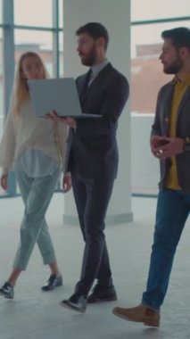 Genç bir kadın, göz kamaştıran çarpıcı ve modern bir mimari düzeniyle güzelce çerçevelenmiş duruyor.