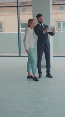 Profesyoneller, modern ofis ortamında fikirler ve ileri teknolojiler hakkında canlı bir tartışmaya girişirler.