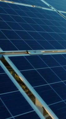 Bu güneş panellerinin kapsamlı bir görüntüsüdür. Yenilenebilir enerji üretmek için güneş ışığını etkili bir şekilde yakalar.