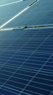 Güneş panellerinin detaylı yakın çekim görüntüsü sürdürülebilir enerji üretim amaçları için güneş enerjisini etkin bir şekilde kullanmaktadır