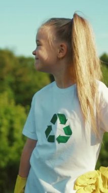 Geri dönüşüm temalı bir gömlek giyen bir çocuk, çevresel farkındalığı ve sürdürülebilirliği teşvik eder.