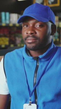 Adanmış ve odaklanmış bir medya stokçusu canlı bir perakende ortamında çeşitli ürünleri verimli bir şekilde düzenliyor