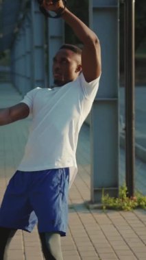 Açık havada uzaklaştırma eğitimi alan bir adam etkileyici bir güç ve zindelik seviyesi gösterir.