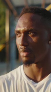 Bu son derece kararlı bir sporcunun çarpıcı bir portresi. Yoğun odaklanma ve kararlılığını gösteriyor.