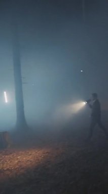 Perili bir sis, sakin ve sakin bir manzarayı sarar ve ay ışığıyla aydınlatılmış ruhani bir atmosfer yaratır.