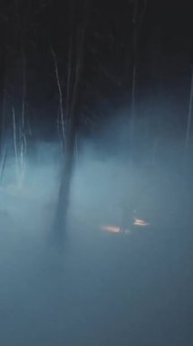 Sakin ama biraz da ürkütücü bir sis, sakin bir su sahnesini nazikçe sarar, hem gizemi hem de sakinliği çağrıştırır.