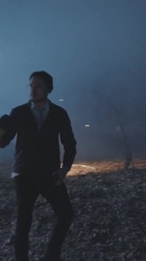 Sakin, sisli bir ortam uzak araba farlarıyla aydınlatılıyor ve gizemli bir atmosfer yaratıyor..