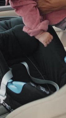 Bu bebek ve bebekler için özel olarak tasarlanmış yüksek güvenlikli ve rahat bir çocuk oto koltuğu.