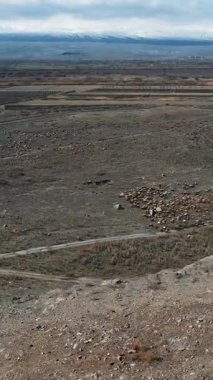 Uçsuz bucaksız, çorak bir manzaranın nefes kesici görüntüsü eşsiz jeolojik oluşumlar ve karmaşık dokular sergiliyor.