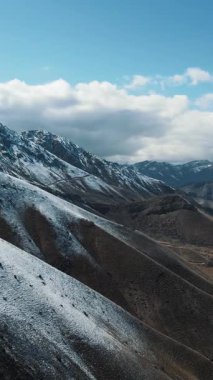Engebeli dağların nefes kesici ve çarpıcı manzarası berrak mavi gökyüzüne karşı güzel kar örtüleri sergiliyor.