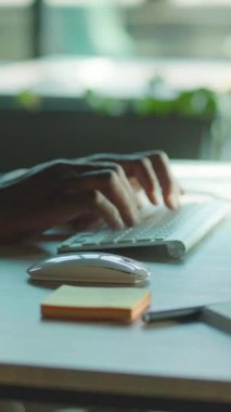 Klavyeye ustalıkla yazılan ellerin detaylı bir yakın çekimi, son derece verimli ve organize bir çalışma alanını vurguluyor