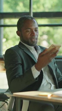 Gerçekten odaklanmış bir profesyonel, çağdaş bir ofis ortamını düşünceli bir şekilde yansıtmak için anlamlı bir an geçirir.