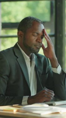 Çağdaş bir ortamda profesyonellik ve verimliliği vurgulayan takım elbiseli bir adam..