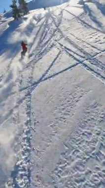 Kar taneleriyle dolu heyecanlı ve heyecan verici bir manzara Parlak, berrak mavi gökyüzüne doğru uçuyor