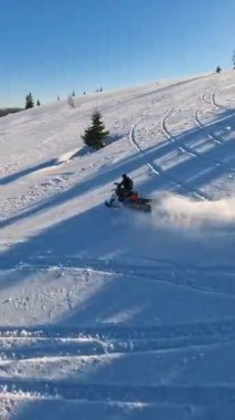 Nefes kesici toz koşullarında heyecan verici ve heyecan verici bir snowboard deneyiminin tadını çıkarın.
