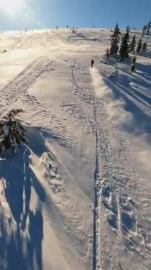 Güzel, karla kaplı manzaralar ve manzaralı dağların arasında kayak yapmanın heyecanını yaşayın.