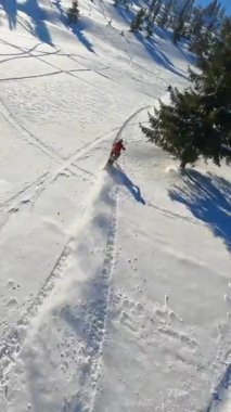 Huzurlu ve sakin kar manzarası çarpıcı açık mavi gökyüzünün altında güzel kayak izleri sergiliyor.