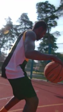 Dinamik bir çekim, genç bir atleti enerjik bir şekilde canlı, canlı bir kortta yaklaşan maça hazırlıyor.