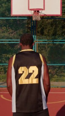 22 numaralı ikonik formayı giyen bir basketbolcu sahada atış yapmaya hazırlanıyor.