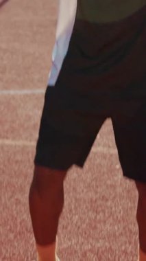 Spor ayakkabıların yakın plan görüntüsü koşu pistinde, canlı renklerle güzel bir şekilde sergilenen modern tasarım.