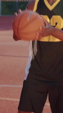 Renkli bir koşu pistinde şık spor ayakkabılarına yakın çekim, uygun temalı medya içeriği için mükemmel