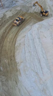 Kazıcılar ve buldozerler şu anda bölgede çeşitli geliştirme projeleri için toprağı etkin bir şekilde şekillendiriyorlar.