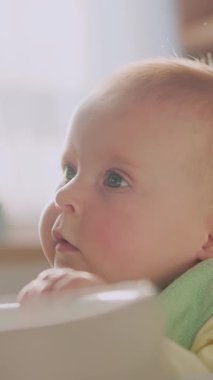 Meraklarını ve masum ruhlarını sergiliyorlar. Huzurlu ve huzurlu bir ortamda.